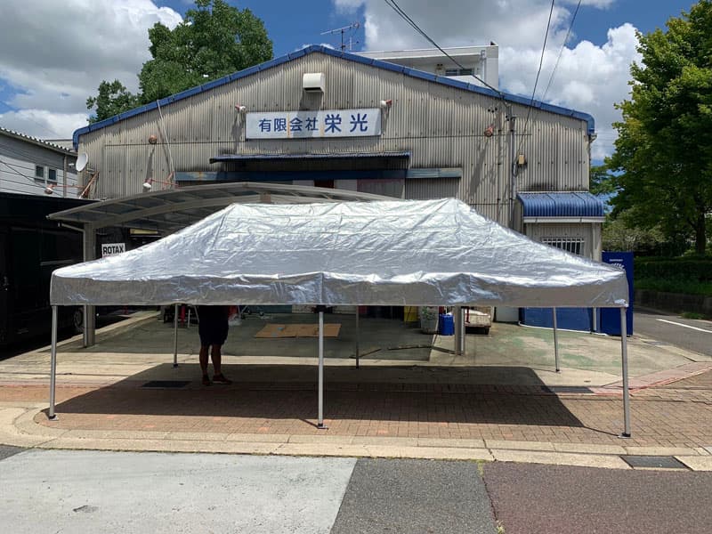 3m×6mのテントに被せた銀色の遮熱カバー(正面)